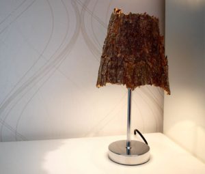 Nachtischlampe aus echter Rinde